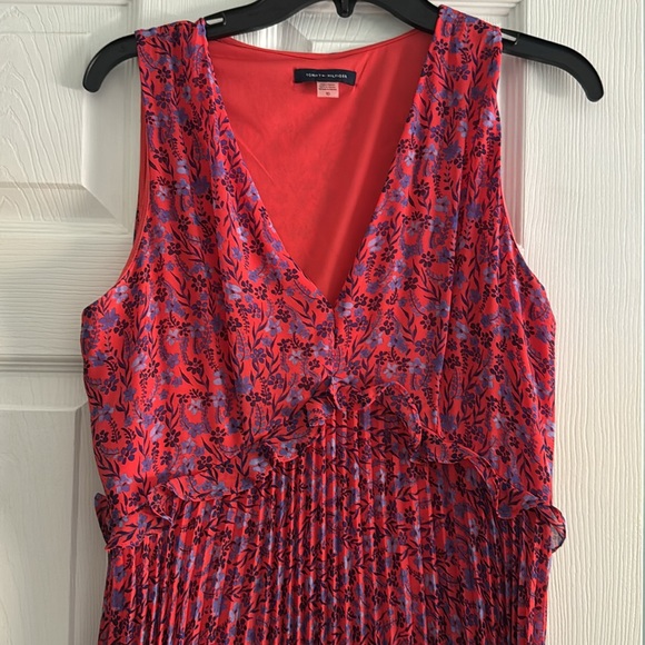 Elegant Red Sleeveless Dress - Picture 3 of 7